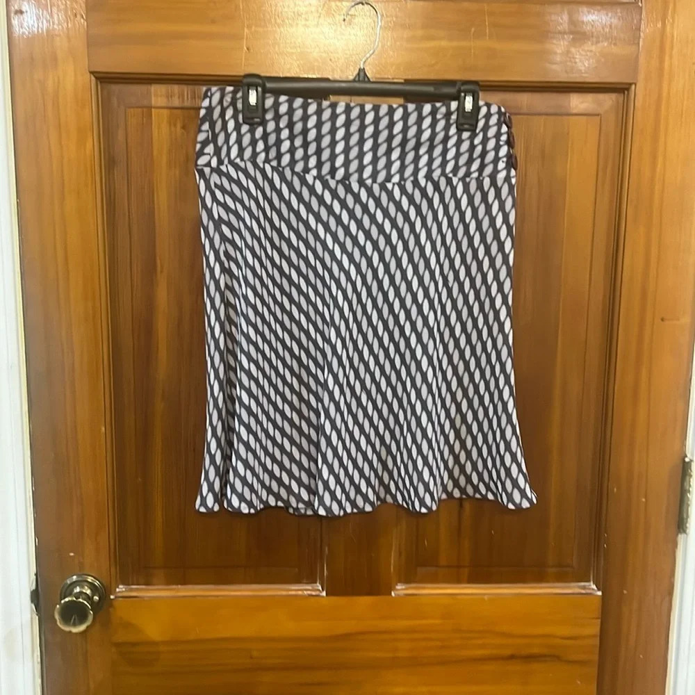 Ann Taylor Gray and White Geo Patterned Skirt Size 8
